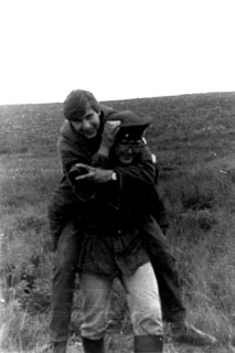 вожатый 3 отряда В.Чернов переносит Журавлёва через ручей на Зарнице-84 - 2 смена 1984 год