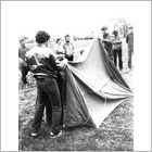 Спортивный день: турслёт. Сергей Николаевич и Журавлев держат палатку