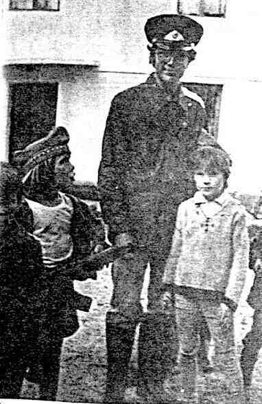 Пятачки поймали нарушителя пропускного режима (Полунина с автоматом, Чернов, Горбачева справа)